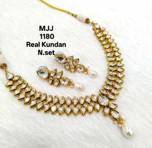 Collier de mariée Kundan indien traditionnel le plus demandé finition dorée adapté aux bijoux de mariée et de festival à bon prix - Product Image 4