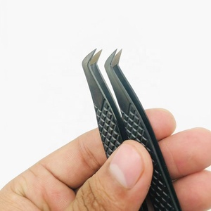 Pinzas para pestañas de acero inoxidable de Venta caliente con punta de fibra, volumen de arranque, agarre de diamante, precisión duradera, color negro mate - Product Image 1