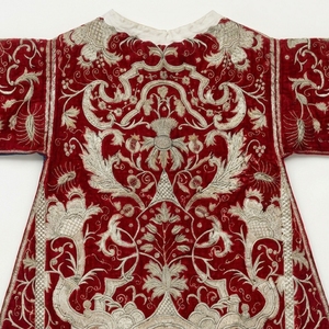 Vestimenta Litúrgica de Lujo en Terciopelo Rojo con Bordado a Mano en Hilo Plateado, Túnica para Sacerdote, Sotana para Clérigo - Product Image 4
