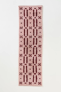 Tapis à poils longs en coton et laine mélangés tissés à la main à grille rose avec motif géométrique doux pour les intérieurs de maison modernes et confortables - Product Image 4