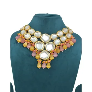 Parure de bijoux de mariée vintage en acier inoxydable plaqué or avec collier et boucles d'oreilles en perles roses de luxe, ornée d'un diamant central, idéale pour les fêtes et les cadeaux - Product Image 3