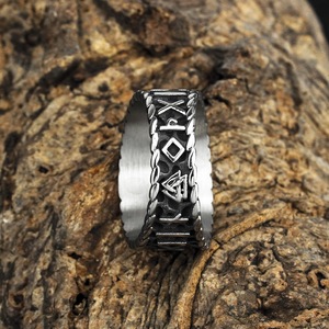 yunnique Bague Rétro Viking Triangle Rune pour Homme en Acier Titane, Anneaux de Mode en Acier Inoxydable Antirouille, Vente en Gros - Product Image 3