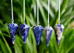 Péndulo de sodalita facetado de 6 tendencias principales, modelo de cristal curativo a granel energizado al por mayor para artesanía de radiestesia - Product Image 4