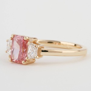 แหวนเพชรรูปทรงเรเดียนท์สีชมพู น้ำหนักรวม 1.40 กะรัต ออกแบบด้วยเพชร CVD สีชมพูแฟนซี ระยิบระยับ สวยงาม - Product Image 3