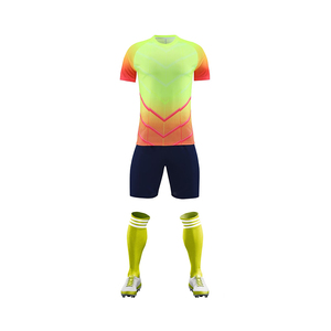 Diseño personalizado y logotipo de alta calidad uniformes de fútbol equipo club de fútbol 100% poliéster fútbol conjunto completo de hombres y mujeres uniforme de fútbol - Product Image 1