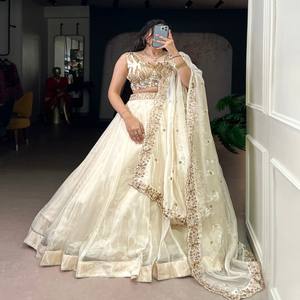 Conjunto de Lehenga Choli de Seda Chanda VASTRA COTTAGE con Lentejuelas, Bordado con Hilo, Lehenga Cosida con Dupatta, Ropa de Diseñador - Product Image 1