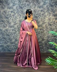 Exclusivo de Ambika, Salwar Kameez de Seda de Secado Rápido, Moderno, con Diseño Original, Corte Regular para Mujer, Nuevo Lanzamiento para la Temporada de Festivales - Product Image 4