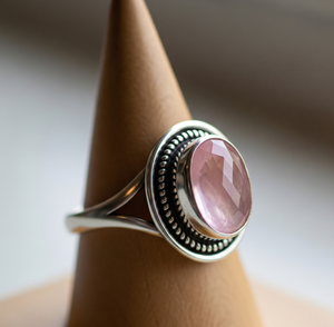 Compre al por mayor 925 anillo de moda de plata último diseño de cuarzo rosa cristal chapado en oro rosa banda para bodas fiestas mujeres de moda - Product Image 2