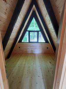Casa moderna de madera con estructura en A, dos dormitorios en el piso superior, diseño rústico y estructura prefabricada para vivir al aire libre. - Product Image 4
