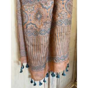 Bufanda de Seda Ajrakh Tussar con Diseño Pintado a Mano en Tonos Desérticos, 100% Satén, Estilo Étnico Largo para Primavera e Invierno - Product Image 2