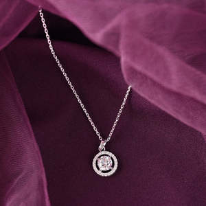 Pendentif rond halo en argent avec chaîne, orné de zircon et de perle, en or 14K et 18K, plaqué rhodium, style vintage, pour fiançailles - Product Image 2