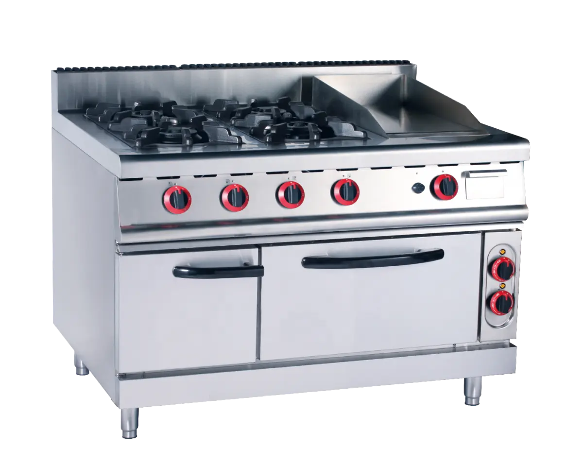 Cuisinière à gaz à 4 brûleurs avec plaque chauffante et armoire de four électrique cuisine de luxe cuisine industrielle commerciale Chef travaille en utilisant