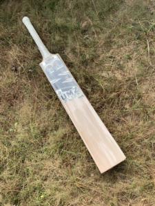 ไม้คริกเก็ต UMZ MB MALIK BLACK EDITION รุ่นอังกฤษวิลโลว์ คุณภาพสูงระดับมืออาชีพ ทนทาน ผลิตตามสั่ง น้ำหนักเบา แบบกดสองชั้น - Product Image 2