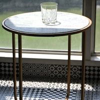 Petite table d'appoint ronde moderne en métal avec dessus en marbre de haute qualité, parfaite pour la décoration du salon, de la chambre ou du bureau.