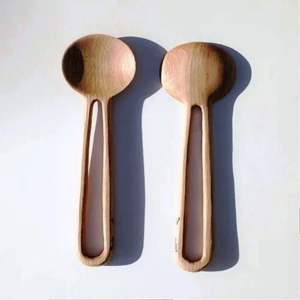 Juego de 2 herramientas de ensalada de madera marrón hechas a mano, cuchara de cocina y servidores de madera de mango Kitchenwar únicos - Product Image 1