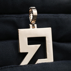 Colgante de Acero Inoxidable con Diamantes de Imitación CZ Estilo Hip Hop Urbano Personalizado para Unisex - Product Image 2