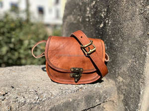 Petit sac à bandoulière unisexe en cuir de chèvre fait à la main pour un usage quotidien - Product Image 2