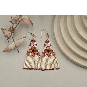 Pendientes largos hechos a mano con cuentas de semillas de vidrio para fiestas - Product Image 1