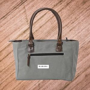 Dernier Alanza Patch Weekender Bag Weekender Sacs à main pour femmes Sac en toile de vachette avec toile recyclée avec poignées en cuir - Product Image 3