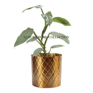 Maceta de metal resistente a la intemperie con un patrón decorativo tallado a mano, ideal para una elegante terraza del hogar y decoración de jardín - Product Image 5
