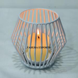 Bougeoir de style cage vintage classique avec aspect antique et barres incurvées pour la lumière du soir classique dans les thèmes de décoration traditionnels - Product Image 2