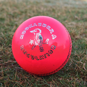 Balle de cricket rose Balles de cricket en cuir de couleur Kookaburra Balles de cricket cousues à la machine de qualité A - Product Image 1