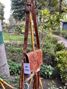 Bolso bandolera de cuero con pelo en diseño de flecos de piel de vaca y correa cruzada estilo occidental fabricante indio superior y proveedor - Product Image 5