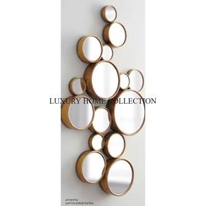 Cadre de miroir mural en laiton au design élégant en métal antique gracieux avec des silhouettes incurvées et des tons de métal brossé pour une esthétique élégante - Product Image 2