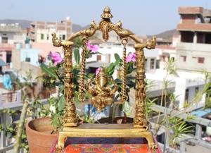 Statue de Ganpati en laiton assis sur une jhula, idole du dieu Ganpati, Ganesh Vinayak Gaurisuta Gajanan Maharaj Nirmala, artisanat - Product Image 4