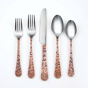 ผู้ผลิตจัดหาการออกแบบที่กําหนดเองสแตนเลส Flatware ทองแดงชุบ Handle ช้อนส้อมมีดช้อนส้อมชุดสําหรับงานแต่งงาน - Product Image 1