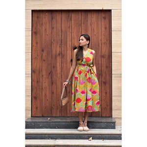 ชุดเดรสทรงเอไลน์ไซส์ใหญ่สำหรับผู้หญิง รุ่น Water Lily Amber Plus-Size ไซส์ XS ระบายอากาศได้ดี สไตล์เกาหลี รับสกรีนโลโก้ เอวทรงเอ็มไพร์ แต่งระบาย พร้อมเข็มขัดเข้าชุด - Product Image 1