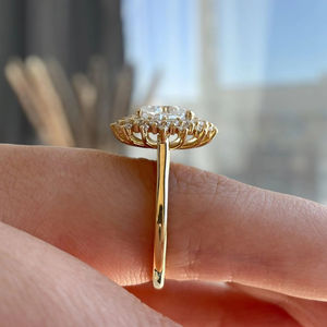 Elegante Anillo de Compromiso de Joyería Fina Moderna y Atemporal con Diamante Ovalado Cultivado en Laboratorio de 2 Quilates, Diseño de Halo, Oro de 14K - Product Image 2