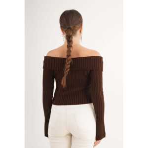 Blusa de Punto Color Café para Mujer con Cierre Completo y Cuello Madonna, Disponible para Venta al Por Mayor - Product Image 1