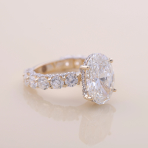 Anillo de Compromiso con Diamante Ovalado Cultivado en Laboratorio de 5.04CT con Piedras Laterales Redondas, Plata de Ley 925, Anillo de Novia de Lujo - Product Image 2