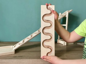 Jouets en bois : disque solide, disque d'obstacle, tour de course de billes en verre à assembler et plateau de collecte - Product Image 4