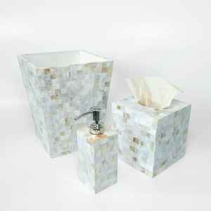 Ensemble de salle de bain en nacre comprenant distributeur de savon porte-brosse à dents gobelet et porte-savon - Product Image 1