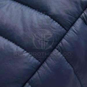 Veste matelassée élégante pour hommes avec coupe ajustée et tissu résistant à l'eau durable Veste matelassée classique pour hommes - Product Image 4