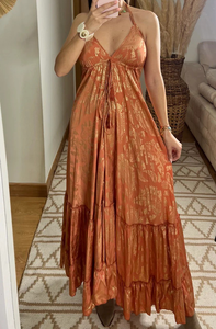 Robe maxi bohème sans dos pour femmes, col en V, à volants, fluide, robe d'été avec imprimé doré, taille naturelle, 100% coton, écologique - Product Image 3