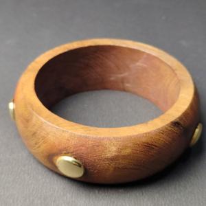 Brazalete de madera natural hecho a mano con remaches de latón pulido, estilo punk, brazalete artesanal de madera, joyería de moda. - Product Image 2