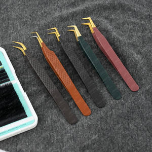 Pince à épiler pour extensions de cils, modèle Top Rated Eyelash Extension Fiber Fine X Tip Volume Boot, à 90 degrés, avec grip nano, pour une préhension facile - Product Image 1