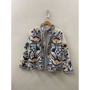 เสื้อแจ็คเก็ตผ้าลายโซซานีสไตล์ไพรรีชิค ทำมือจากไจปุร์ สีไอวอรี่อินดิโก้ เป็นมิตรกับสิ่งแวดล้อม เหมาะสำหรับฤดูใบไม้ผลิ ลายเถาวัลย์พันกัน - Product Image 6