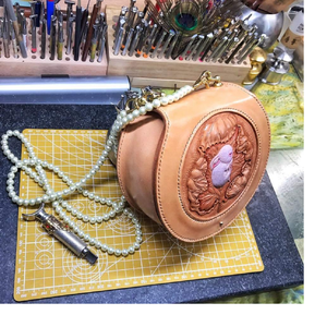 Sacs à main en cuir usiné sur mesure dans des conceptions sur mesure idéales pour la revente par les magasins d'accessoires en cuir de couleur pêche. - Product Image 1