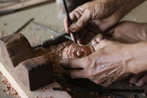 Muebles de Dormitorio Clásicos Europeos Modernos Tallados a Mano, Cama para Niños, Cuna para Bebés, Madera Maciza de Caoba - Color Blanco Puro - Product Image 4