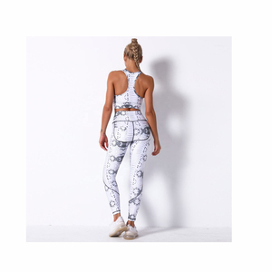 Ensemble de yoga pour femmes, jupe-short rouge, personnalisé, de haute qualité, sans couture, uni, 2 pièces, sans manches, taille élastique, vêtements de sport pour la salle de sport - Product Image 4