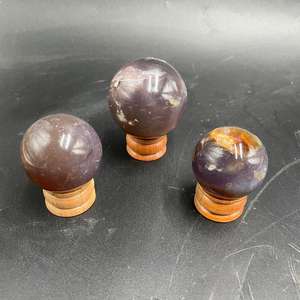 Sphère de cristal de calcédoine violette naturelle de qualité supérieure, boule de pierre précieuse polie avec un ton lavande doux, pierre de guérison, taille 3-5 cm - Product Image 2