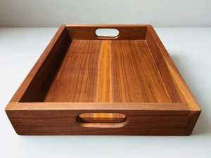 Plateau en bois de manguier moderne à un seul niveau avec finition laquée et design antidérapant pour une utilisation en cuisine et pour servir sur la table à manger - Product Image 3