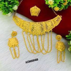 Nouveau Collier Ras-du-Cou Classique en Laiton Plaqué Or avec Chaîne Maille Curbée et Pendentif Fleur pour Fêtes et Mariages - Product Image 4