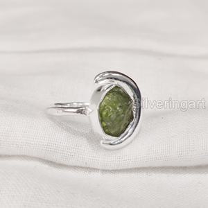 Bague pour femme en pierre brute, pierre précieuse péridot naturel, pierre de naissance d'août, croissant de lune, ajustable, en argent sterling 925 - Product Image 1