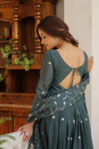 Conjunto de Vestido largo de Georgette de estrella pura de alta calidad con bordado de lentejuelas pesadas y Dupatta para colección de funciones y fiestas - Product Image 5