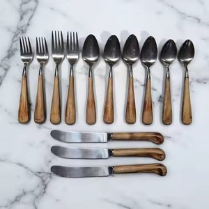 Cubiertos de metal de diseño premium con mango de madera, perfectos para personas que buscan duraderos y cómodos - Product Image 1